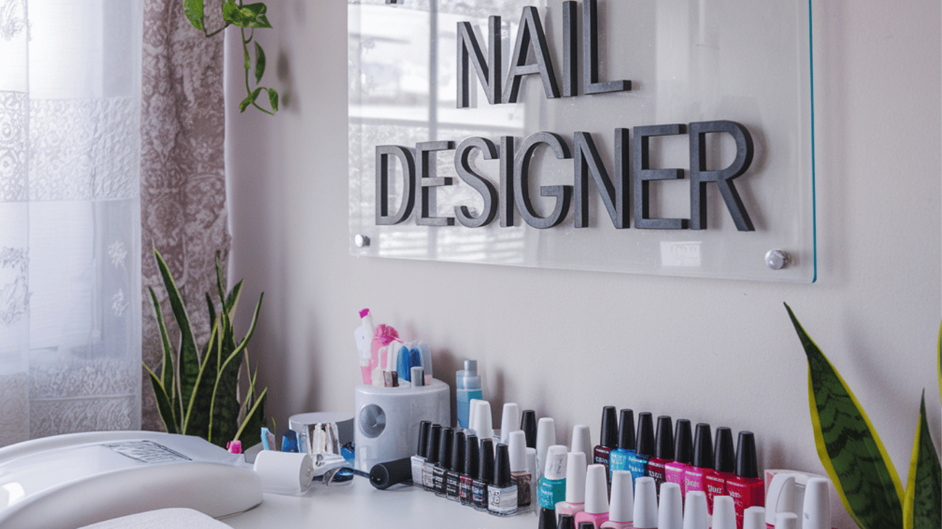 o local de trabalho de uma nail designer, mostra seu acessórios e ferramentas de trabalho, com sua logo.